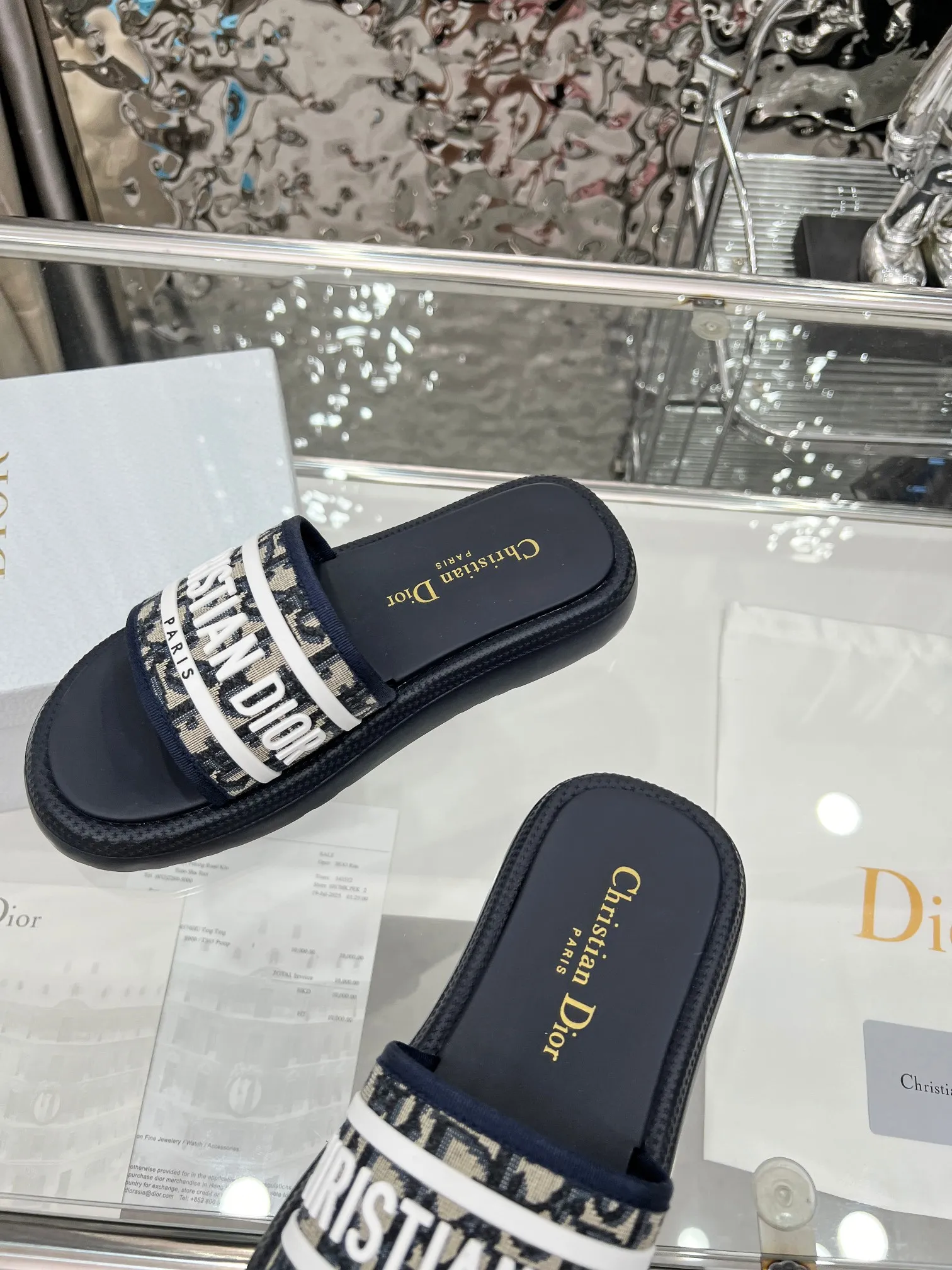 👟👟Ex-factory price 360👟👟 Dior Dior spring and summer catwalk newly upgraded sandal series classic thick-soled sandals original 1:1 development soft and delicate foot feel extremely comfortable versatile style original foam outsole 💝💝💝easy to control, 3 colors available, medium size 35-40 (41-42 customized)